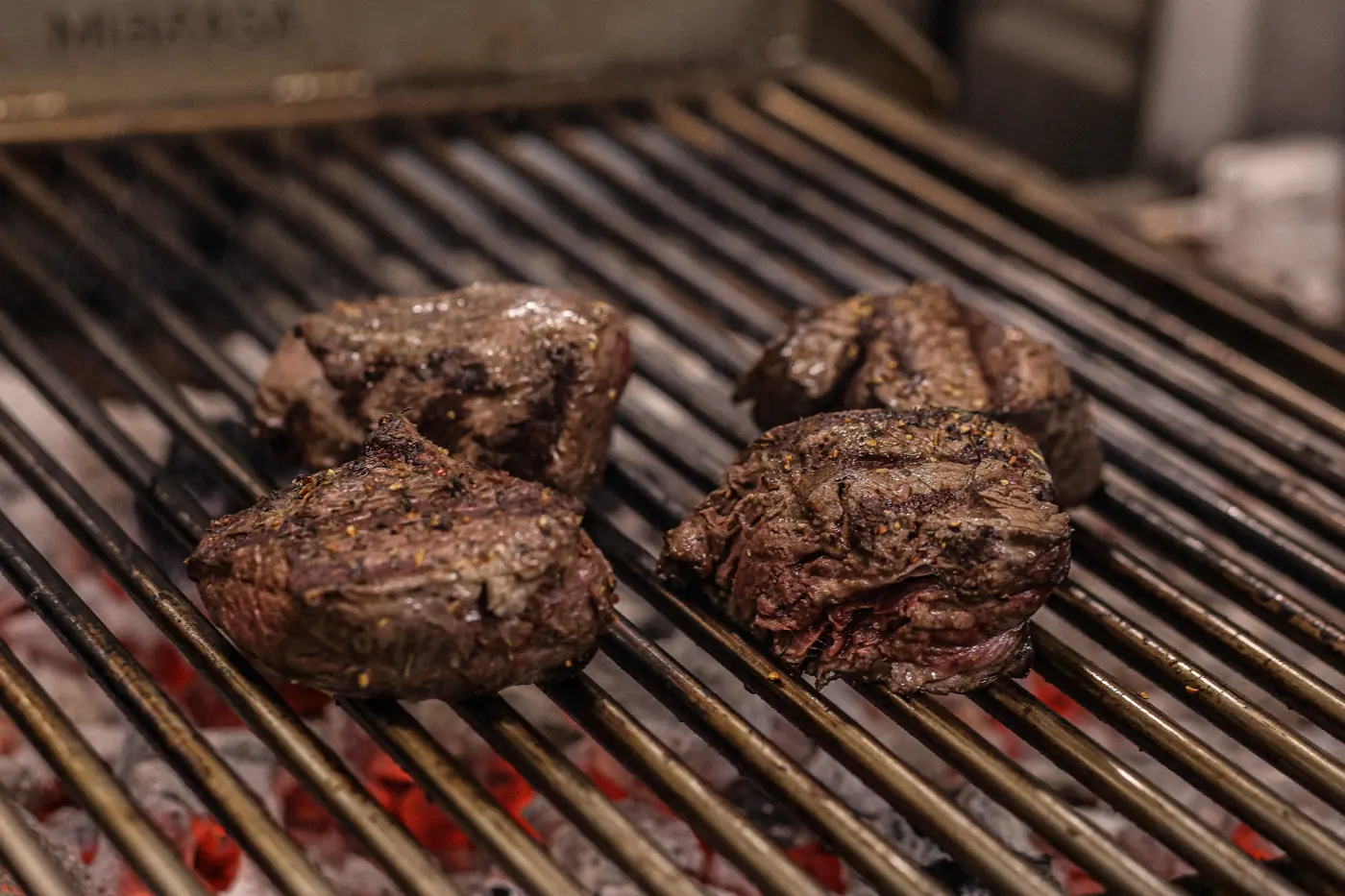 Viandes en cuisson sur le grill du Prieuré et pas que, au-dessus de la braise